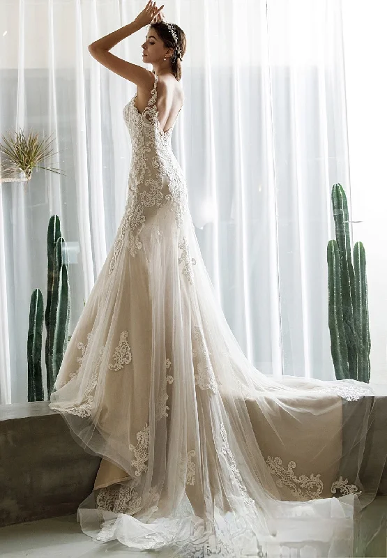 Vintage Lace Fit and Flare Wedding Dress With Court Train Elegant Bridal Gown