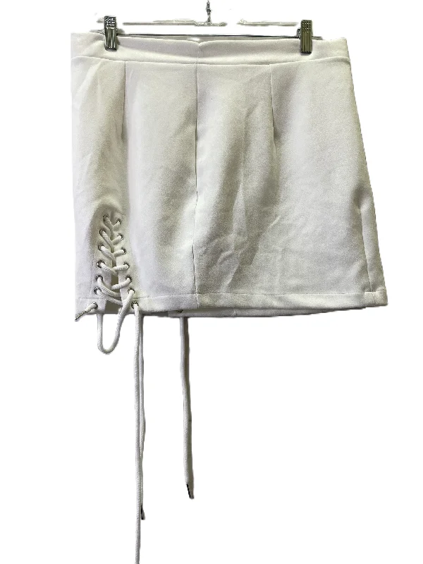 Skirt Mini & Short In White, Size: 12 Mini Skirt Chic